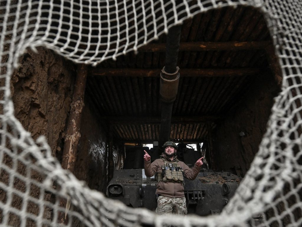 L’Ucraina cerca di garantire la fornitura di armi mentre la Russia martella le sue difese