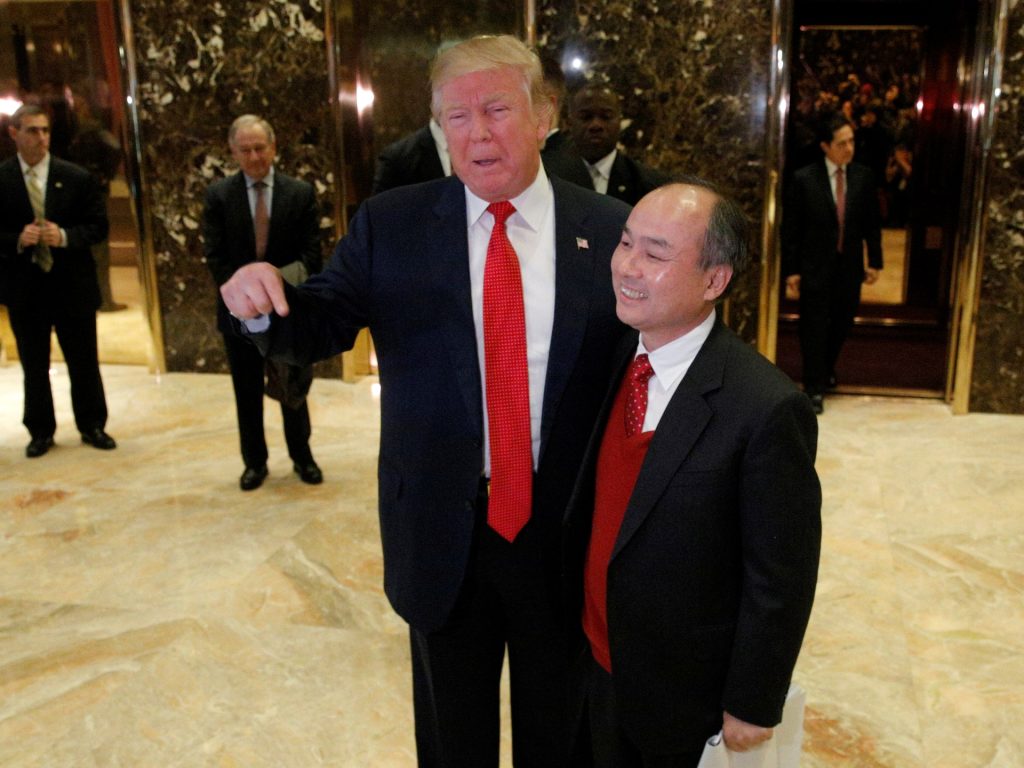 Trump e il CEO di SoftBank Masayoshi Son annunciano un investimento statunitense di 100 miliardi di dollari
