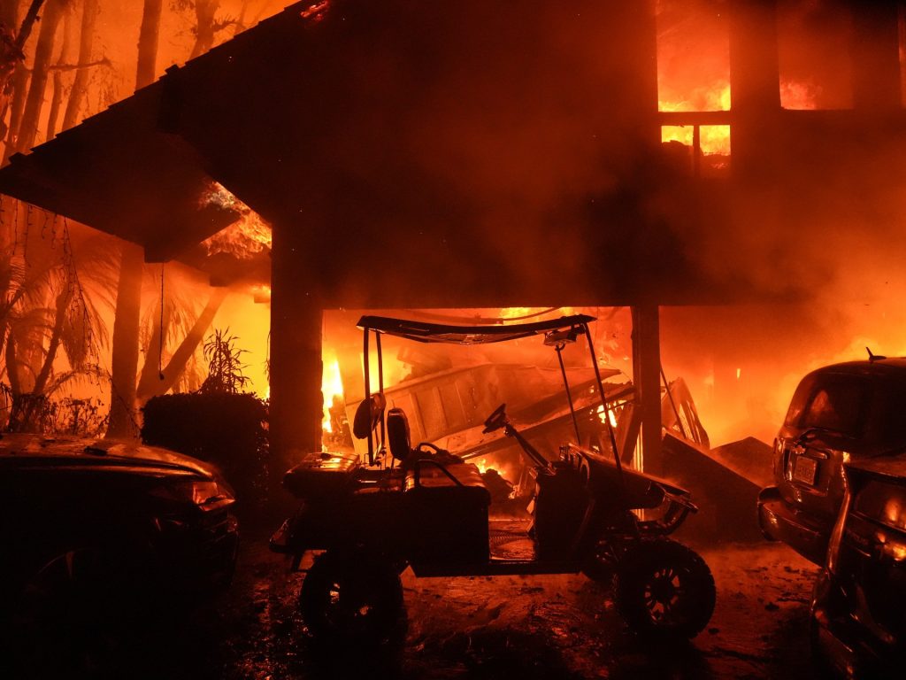 Vigili del fuoco negli Stati Uniti che combattono un incendio a Malibu, in California | Notizie sulla crisi climatica