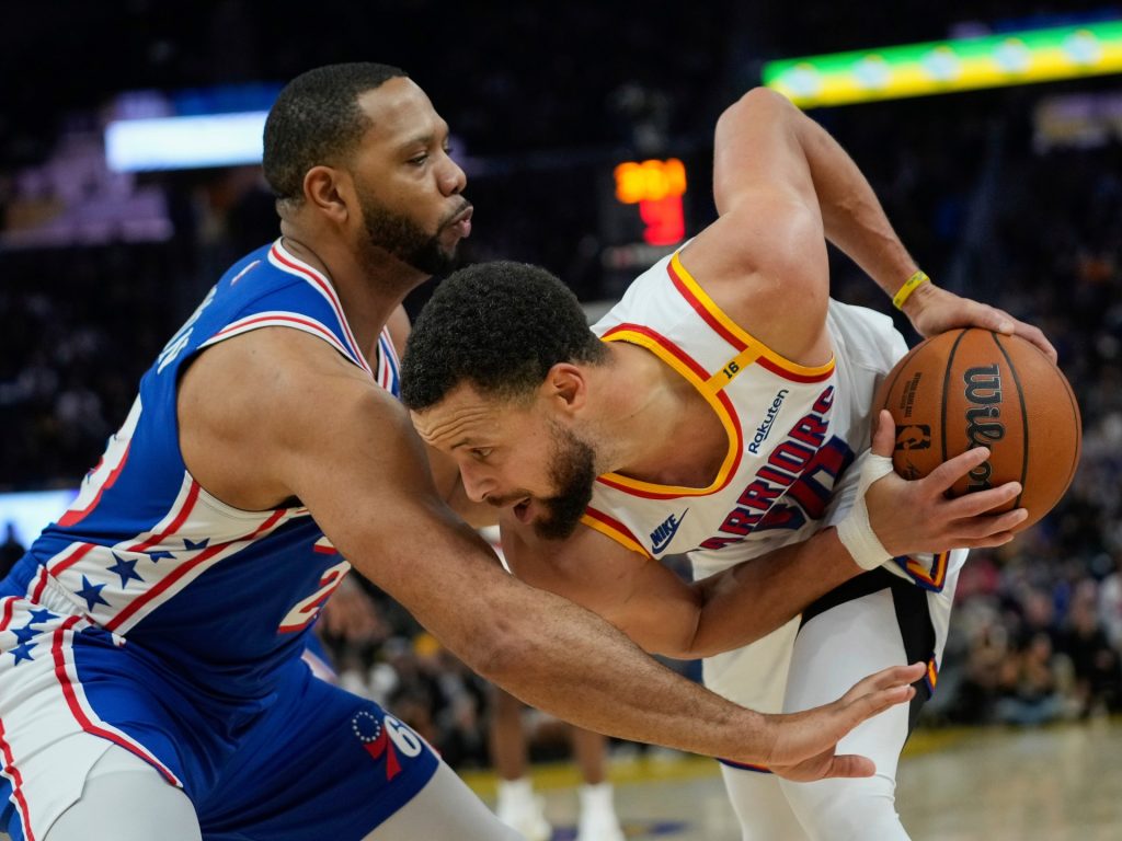 Curry batte il record di tre punti NBA mentre i Warriors superano i 76ers