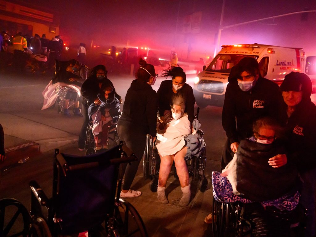 Migliaia di persone fuggono mentre i venti provocano incendi a Los Angeles, in California
