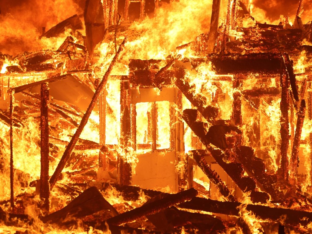 Incendi, evacuazioni in tutta Los Angeles, in California: cosa sappiamo