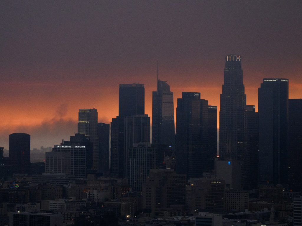 Quanto sono grandi gli incendi in California e perché si sono diffusi così rapidamente?