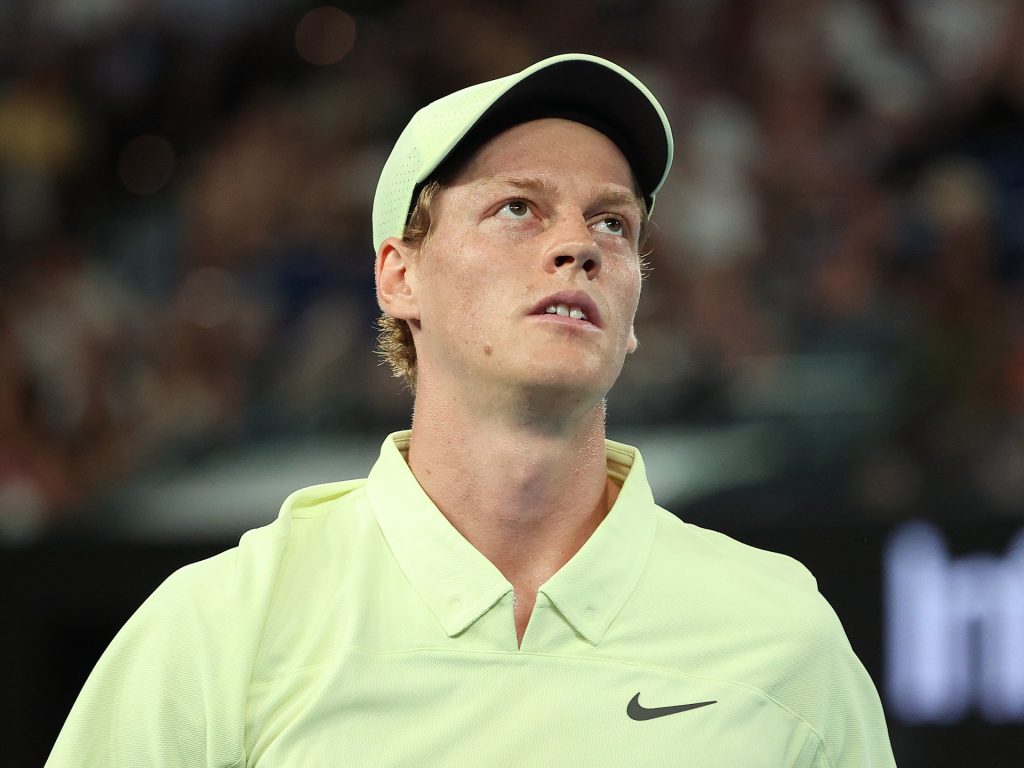 Il numero uno del tennis Sinner ha fissato per aprile l'udienza antidoping presso il tribunale sportivo