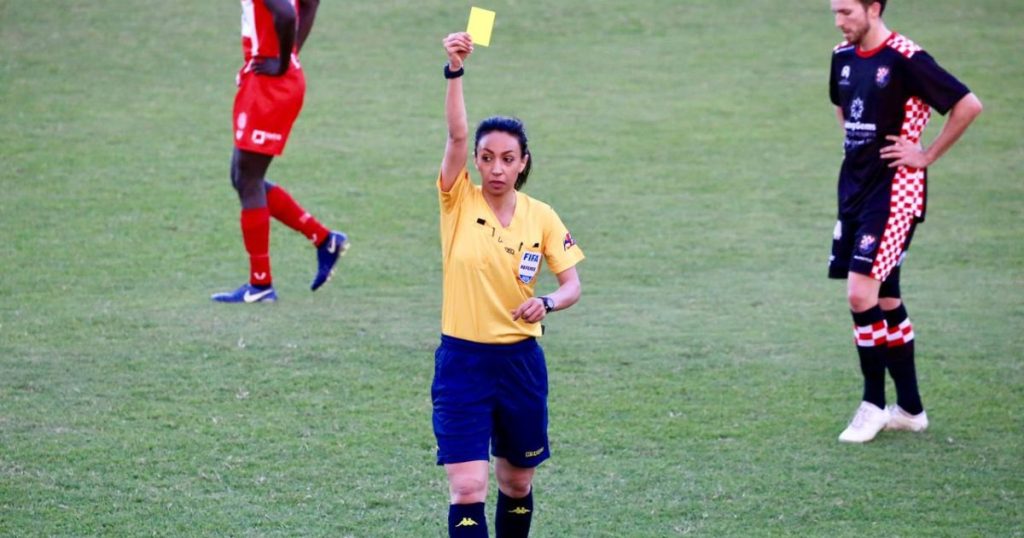 Minacce di morte, interrogatori: perché l'arbitro di calcio Mahsa Ghorbani ha lasciato l'Iran