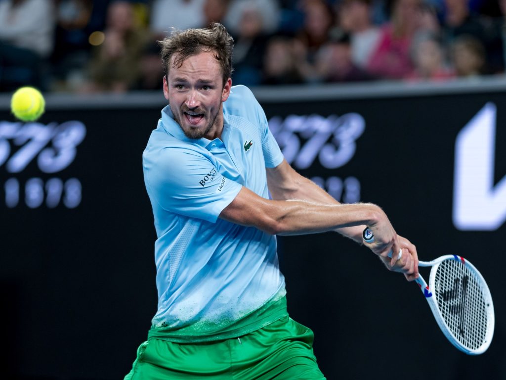 Medvedev fa un'uscita shock agli Australian Open; Peccatore, Swiatek progredisce
