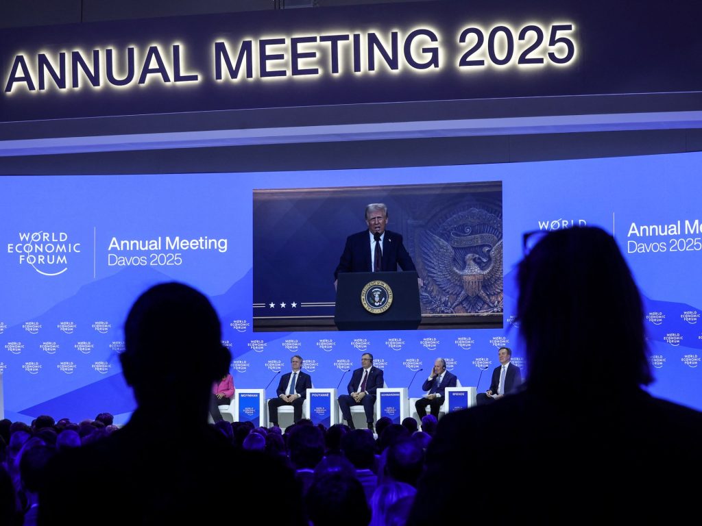 Il presidente americano Trump minaccia i dazi al World Economic Forum di Davos 2025