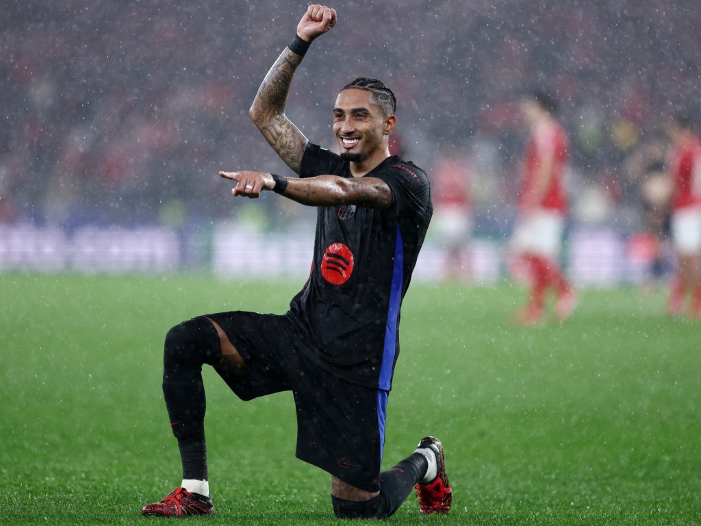 Il controverso vincitore di Raphinha sigilla un thriller con nove gol per il Barça al Benfica