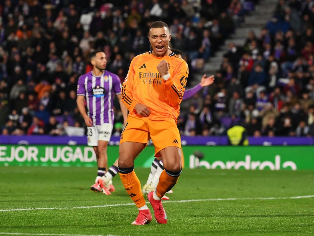 Mbappe segna la prima tripletta della Liga per il Real Madrid nella vittoria sul Valladolid