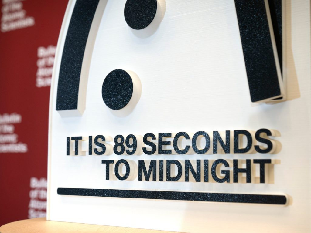 L'orologio del giorno del giudizio è ora di 89 secondi a mezzanotte, cosa significa?