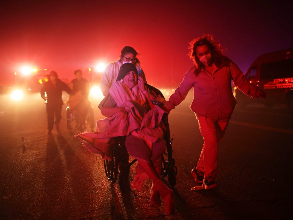 Forti venti provocano incendi ed evacuazioni in tutta Los Angeles, in California | Notizie sul clima