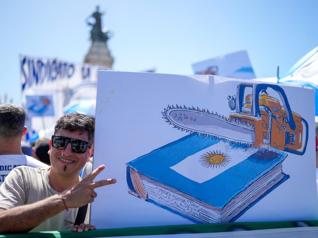 Inflazione in calo, povertà in aumento mentre Milei usa la motosega per l'economia argentina