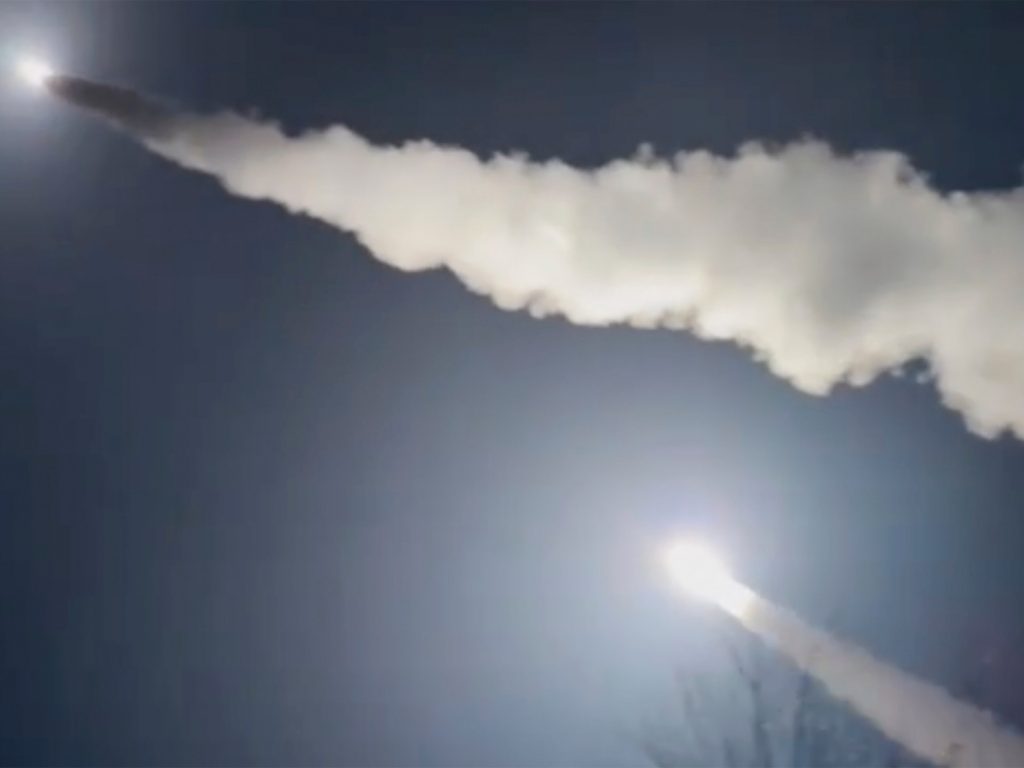 La Russia promette ritorsioni dopo aver affermato che l’Ucraina ha lanciato missili forniti dagli Stati Uniti