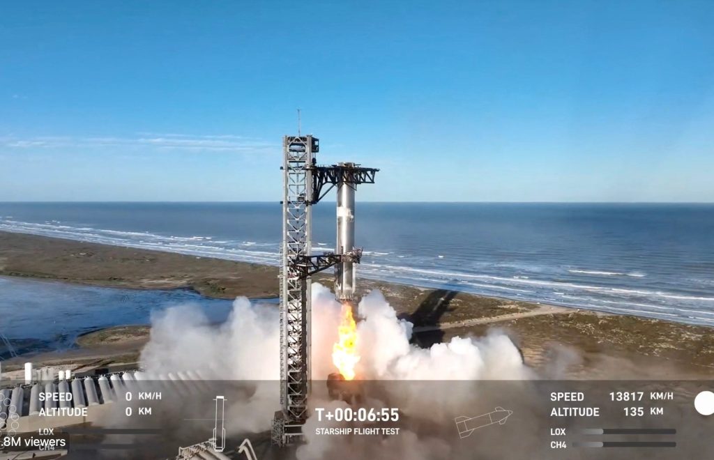 L'astronave di SpaceX si rompe durante il volo, costringendo le compagnie aeree a evitare i detriti