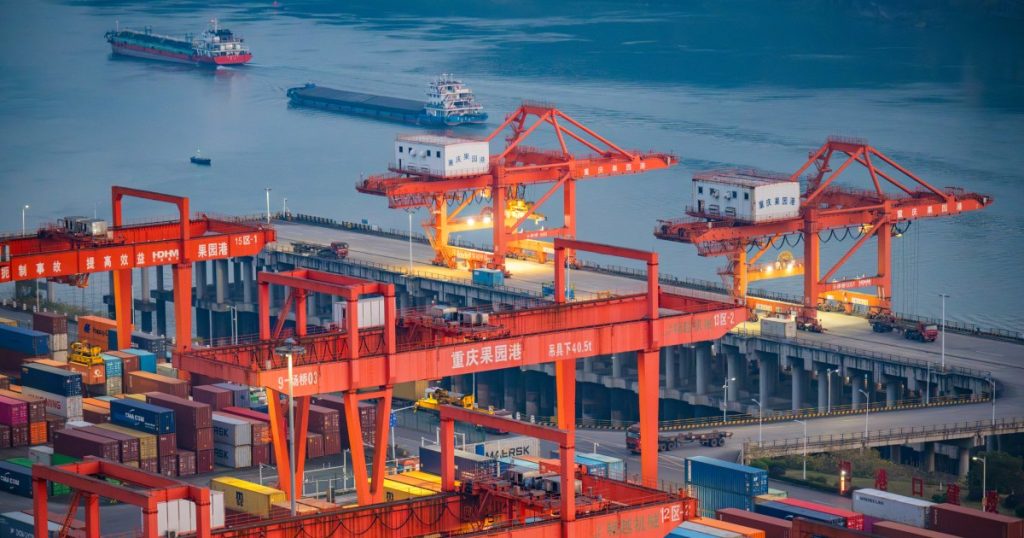 Le esportazioni cinesi hanno raggiunto livelli record mentre le tariffe di Trump incombono