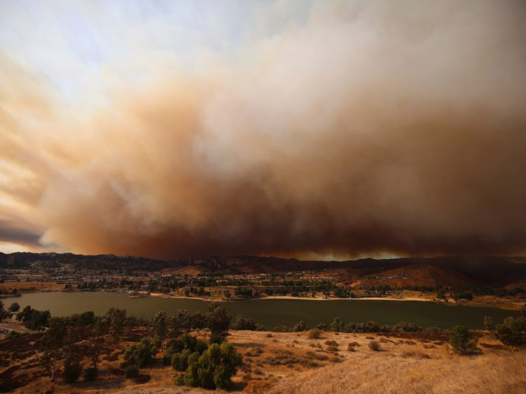 Le piogge della California aiutano gli incendi a schieramento ma rischiano il deflusso tossico, le frane