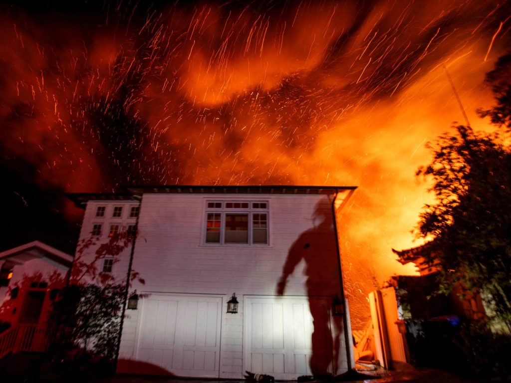 Le star di Hollywood perdono case mentre gli incendi fuori controllo distruggono Los Angeles | Nelle notizie sulle immagini