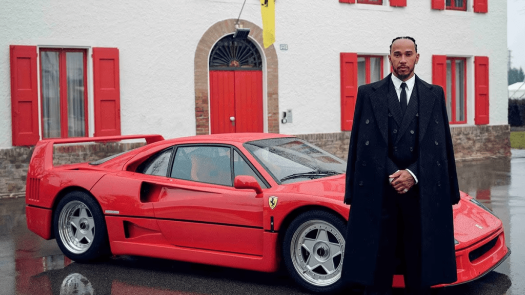 Lewis Hamilton arriva al quartier generale della Ferrari prima della nuova stagione di F1