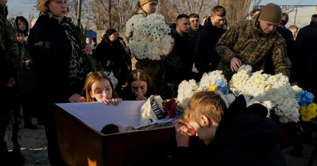 Un morto e quattro feriti mentre una raffica di droni russi colpisce Kiev, in Ucraina