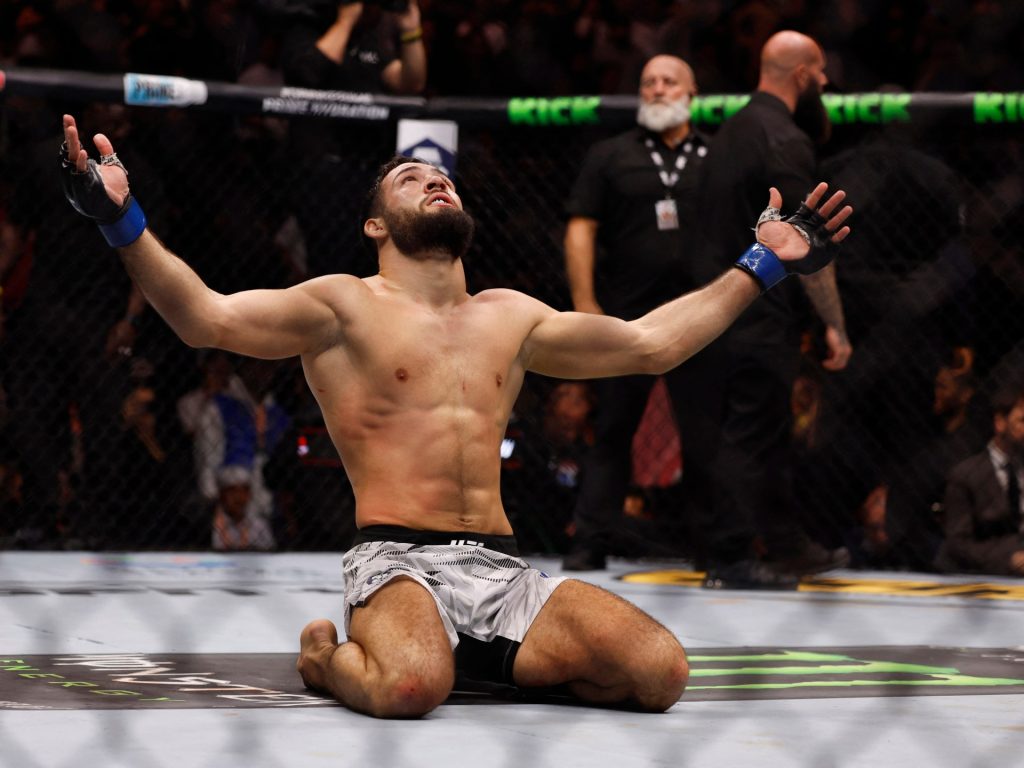 IMavov mette fuori combattimento Adesanya per il reclamo del titolo UFC
