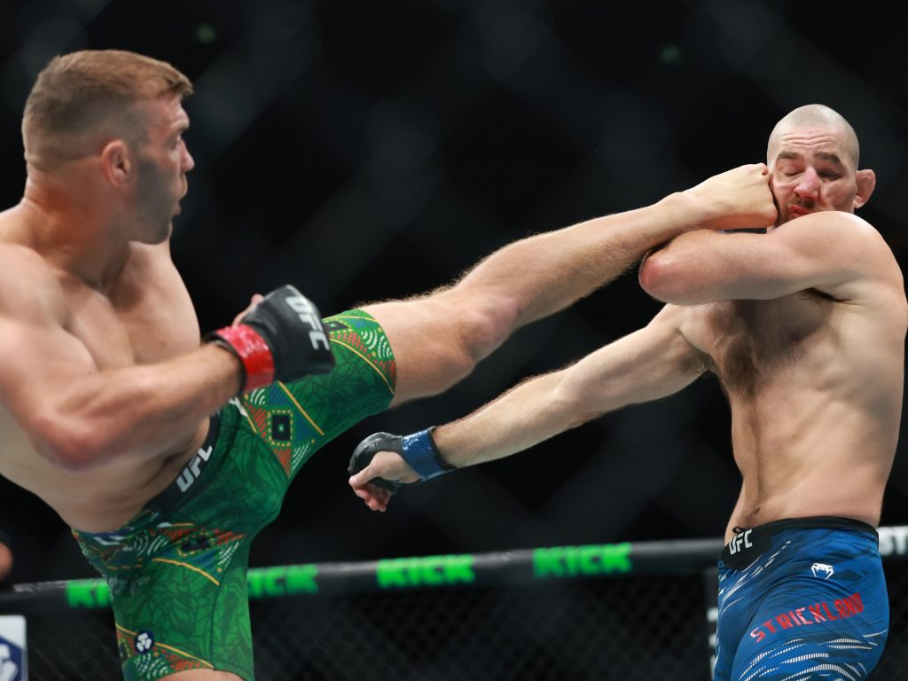 Dricus du Plessis batte Sean Strickland, difende il titolo all'UFC 312