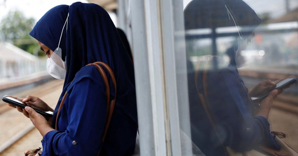 Dopo il divieto dell'Australia, l'Indonesia rimugina la minima età per i social media