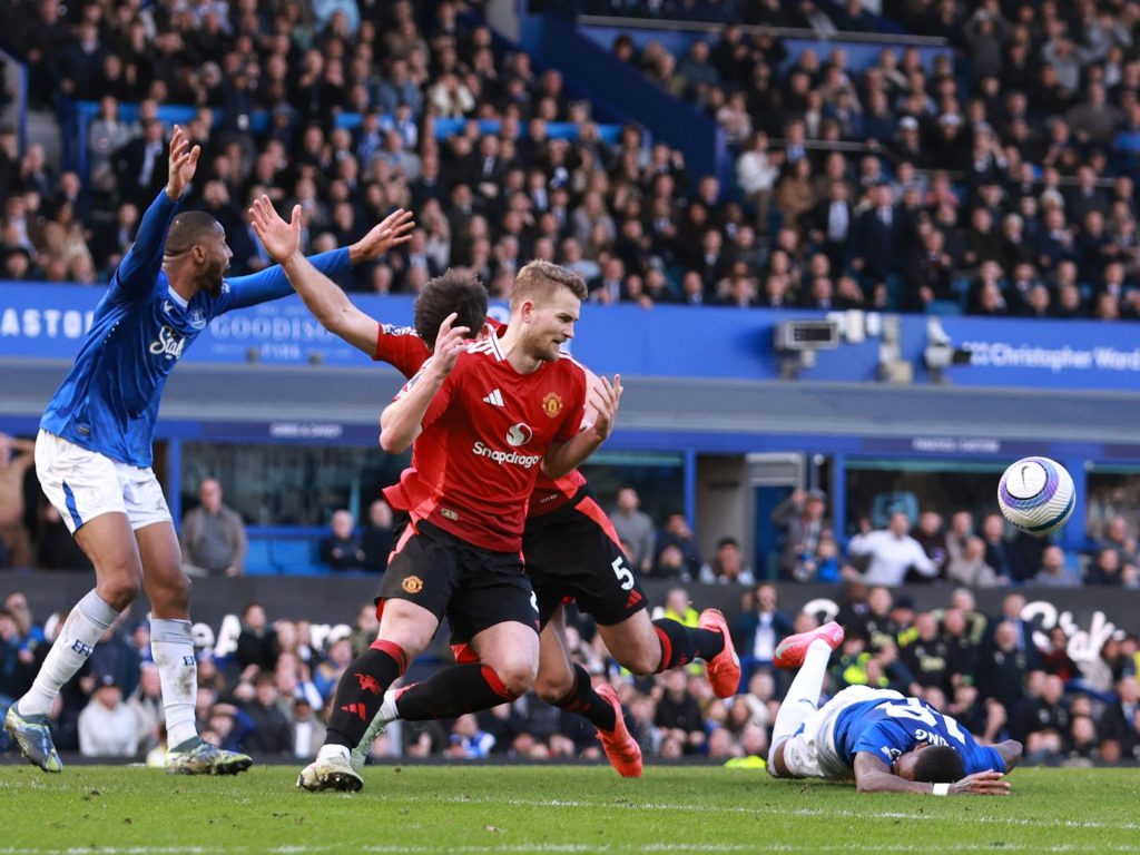 Man utd sopravvive a un defunto dramma di penalità per combattere per il sorteggio a Everton