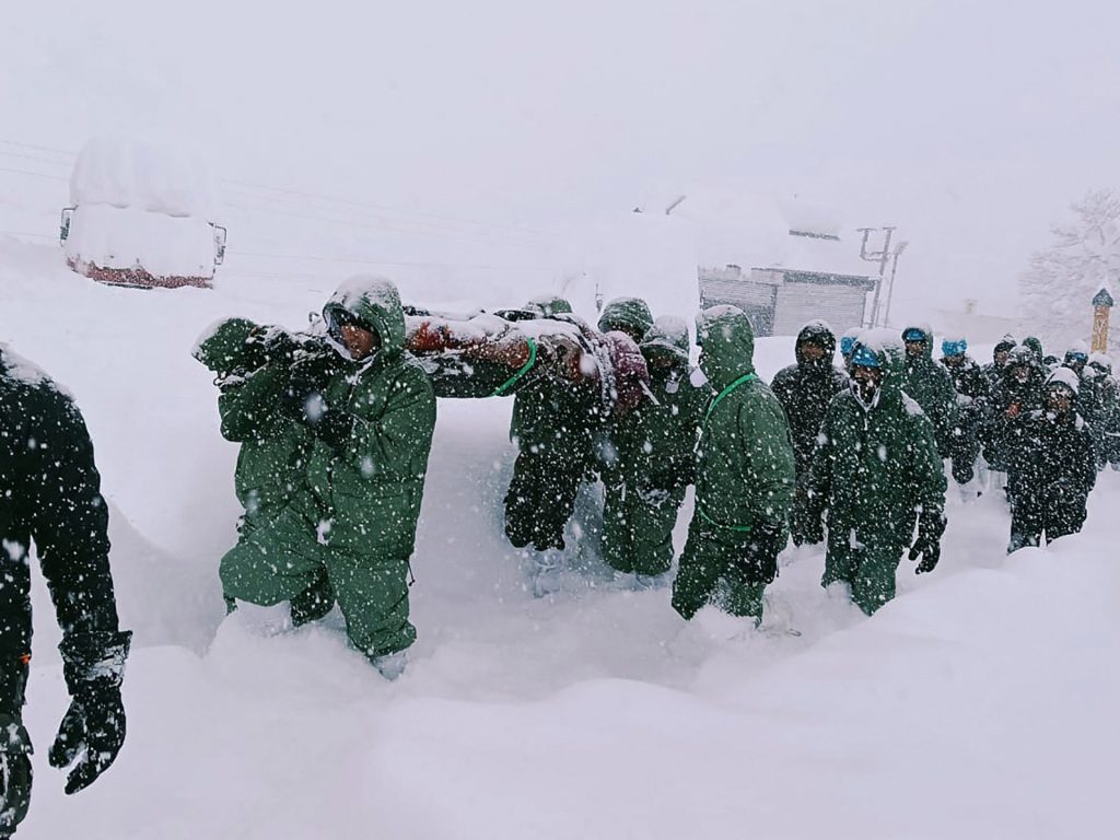 Avalanche Trappole 42 lavoratori sotto la neve vicino al confine con il tibetto dell'India