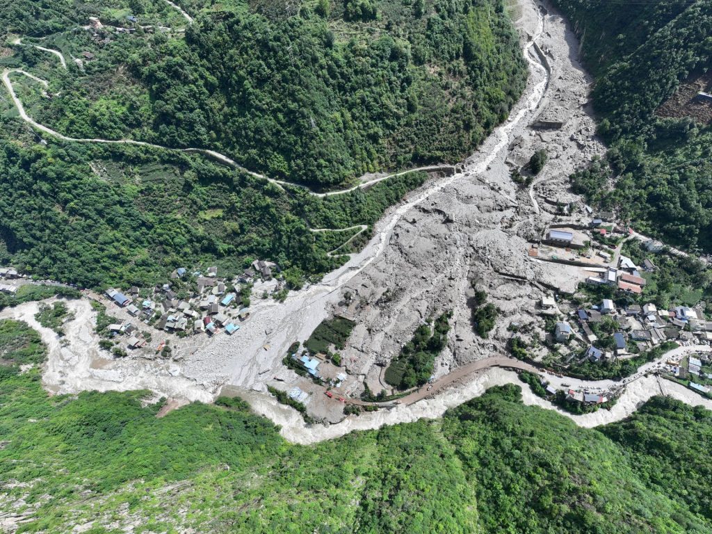 Caccia in Cina per i sopravvissuti a seguito della frana nella provincia del Sichuan