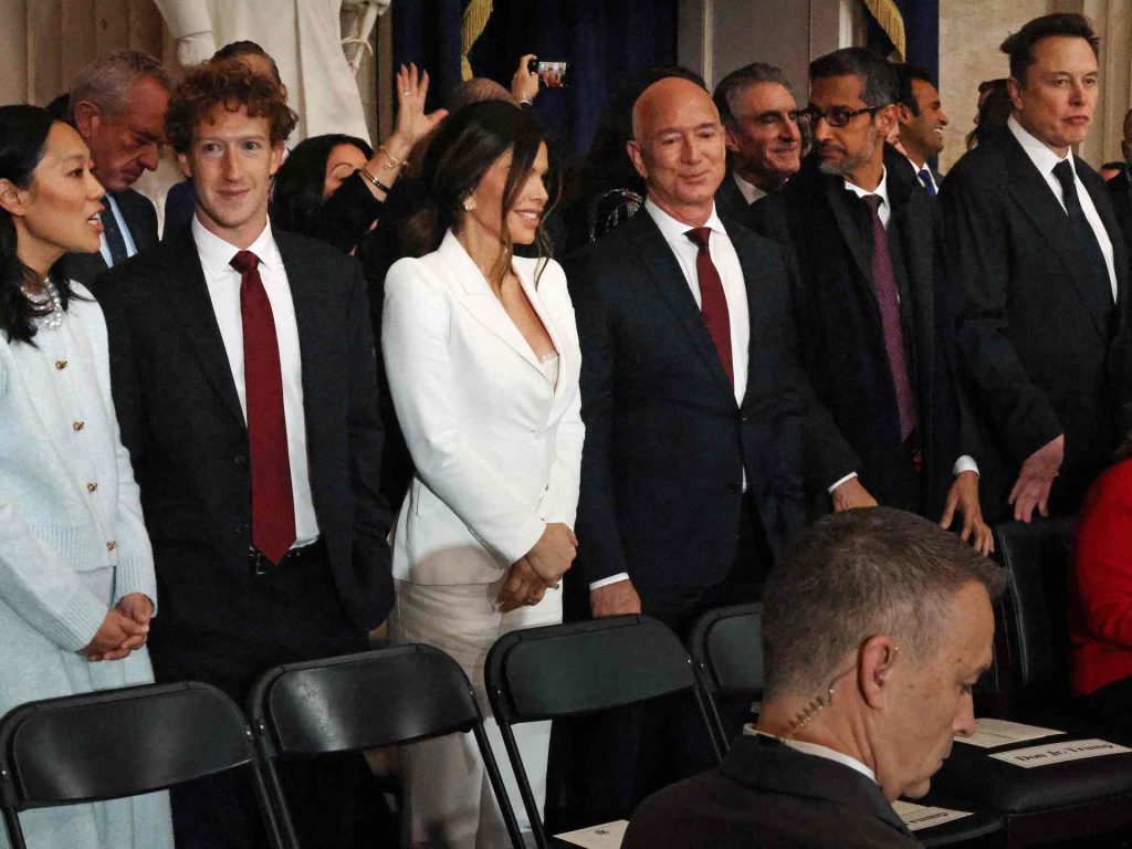 Perché la classe miliardaria sta baciando il proverbiale anello di Trump