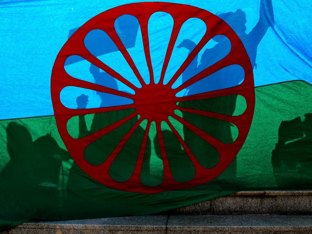 Permettere ai tropi razzisti sul popolo romani di persistere è pericoloso