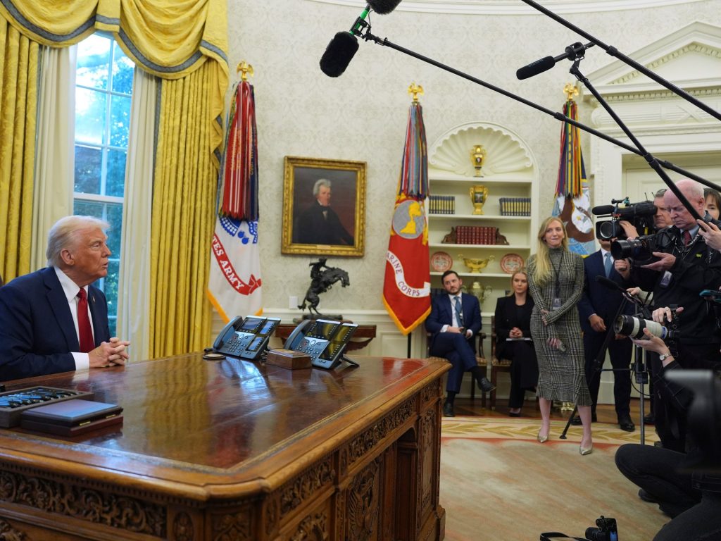 Trump promette di andare avanti con tariffe del 25% in Canada, in Messico da sabato