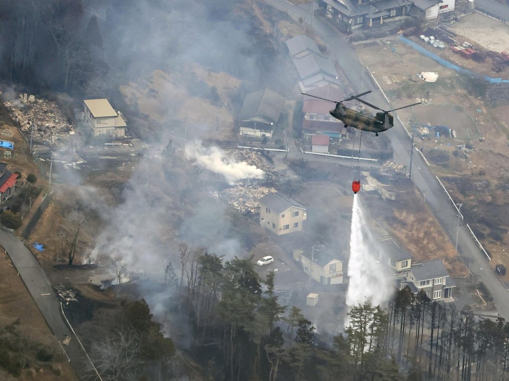 Il Giappone schiera 2.000 pompieri per affrontare la peggiore fiammata in decenni