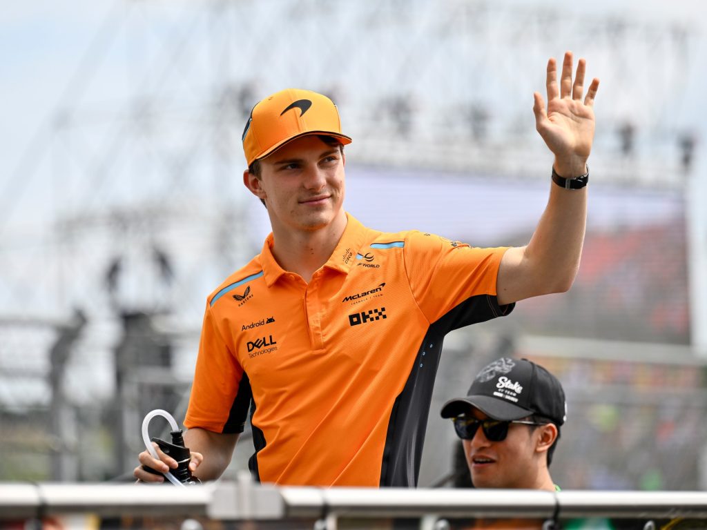 Oscar Piastri firma il nuovo contratto F1 con McLaren