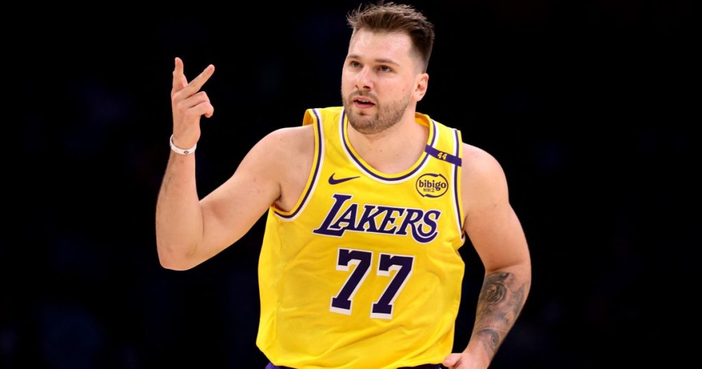 Luka Doncic aiuta i Lakers a vincere contro i pepite senza jokic a Los Angeles