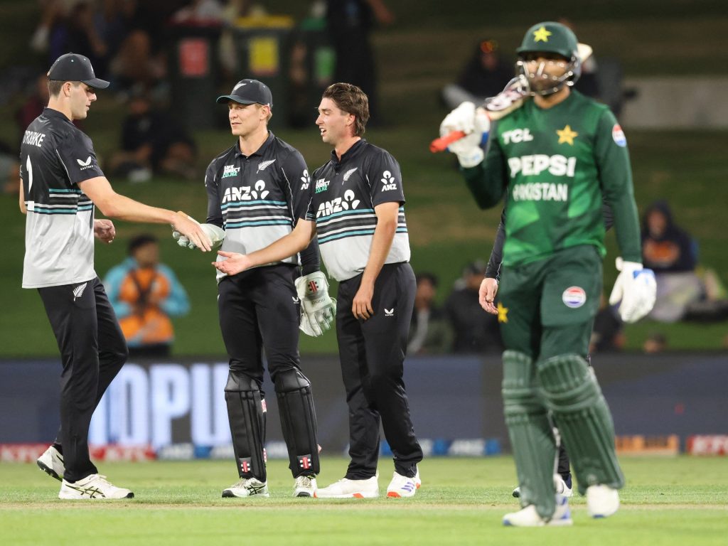 Il Pakistan subisce la più grande perdita del T20 mentre la Nuova Zelanda prendi il vantaggio della serie 3-1