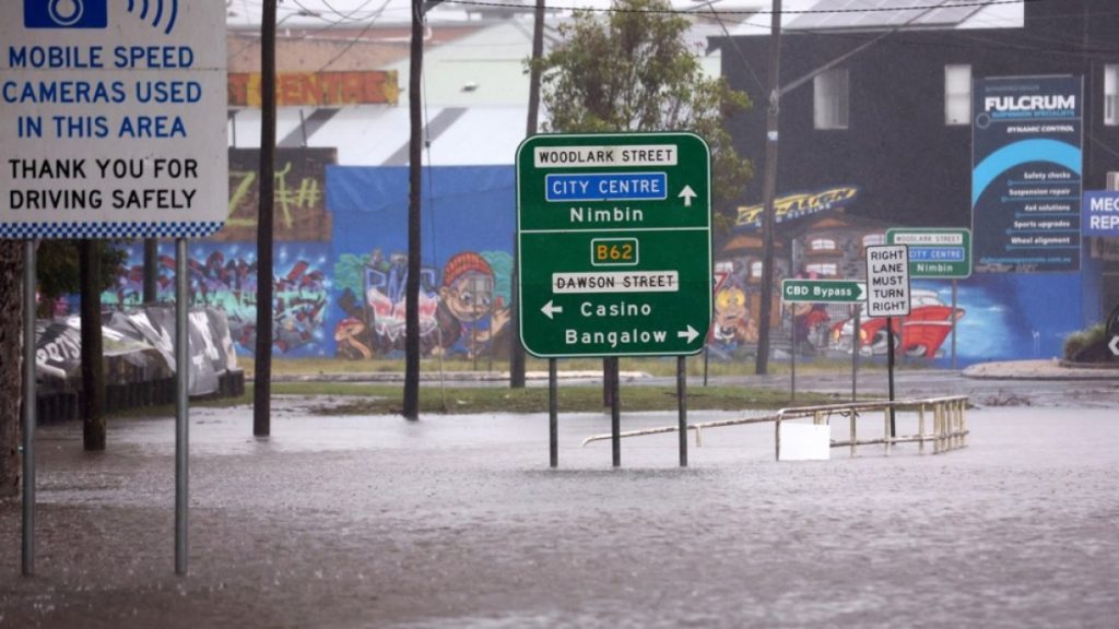 La costa orientale dell'Australia colta dai venti mortali di Alfred, forti piogge