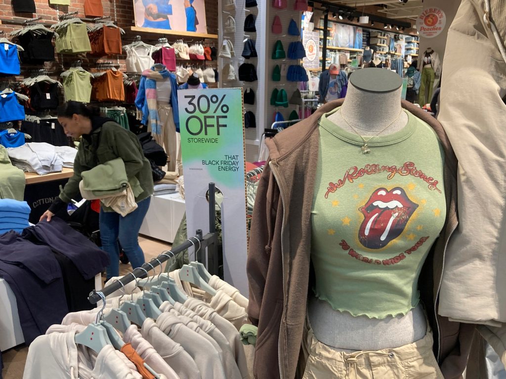 La fiducia dei consumatori statunitensi si tuffa al minimo di quattro anni