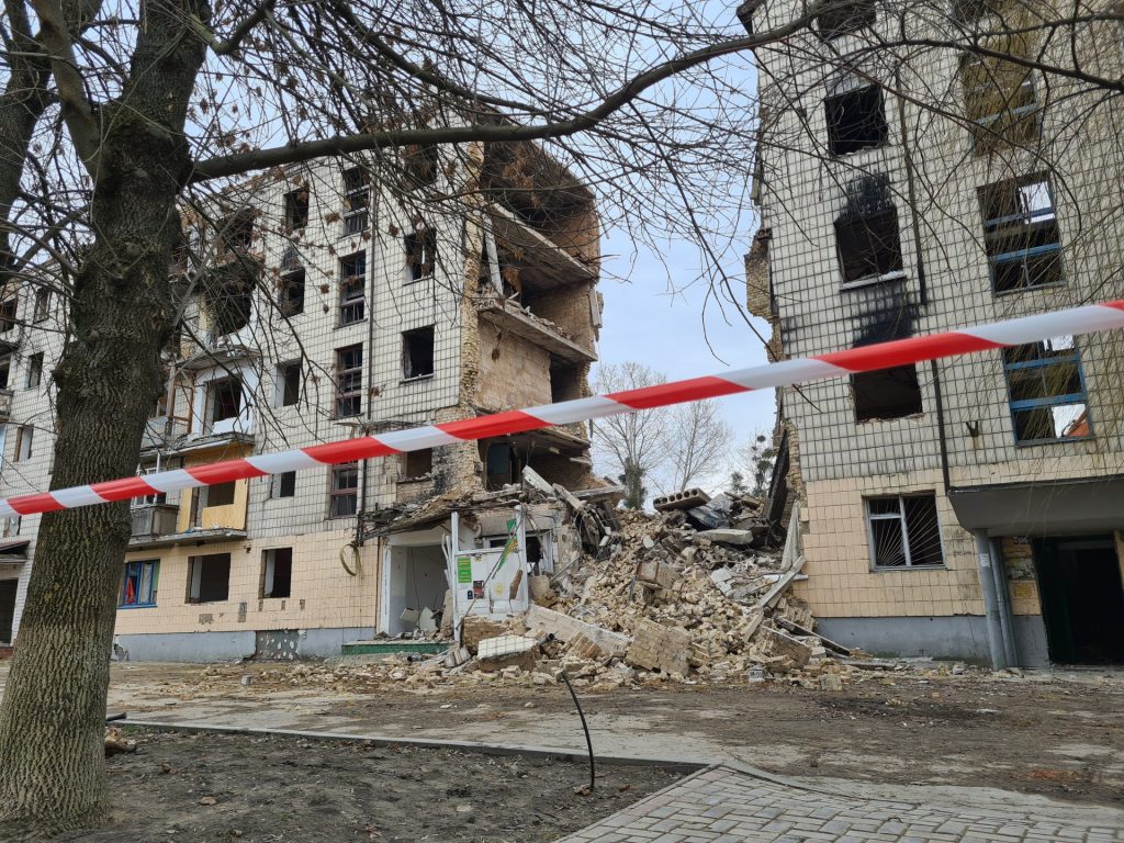 La sporadica e lenta ricostruzione approfondisce le ferite della città ucraina bombardata dalla Russia