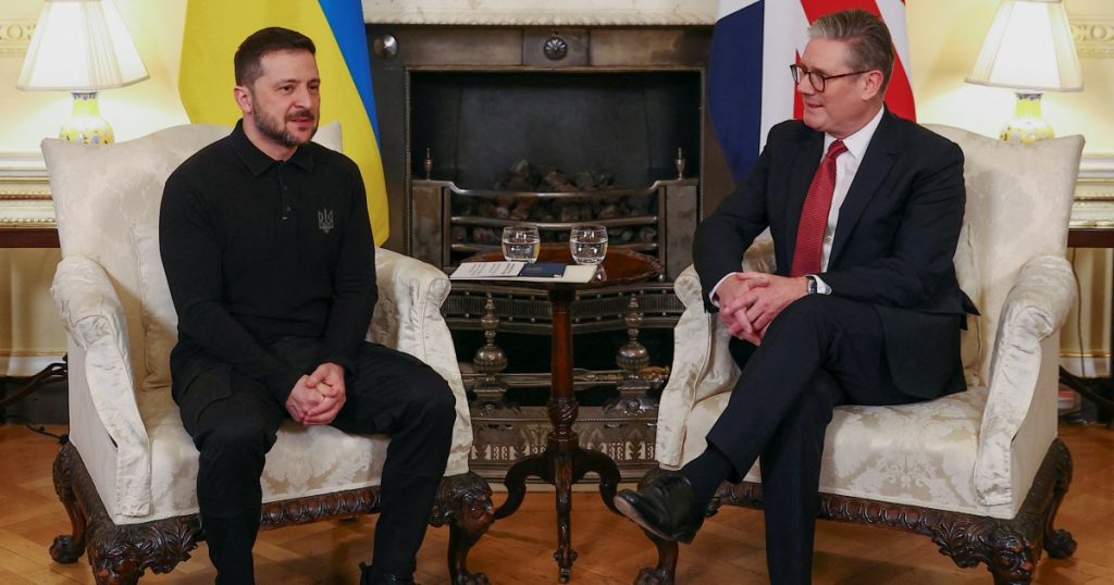 Zelenskyy abbracciato dal Primo Ministro britannico il giorno dopo aver scontato Trump