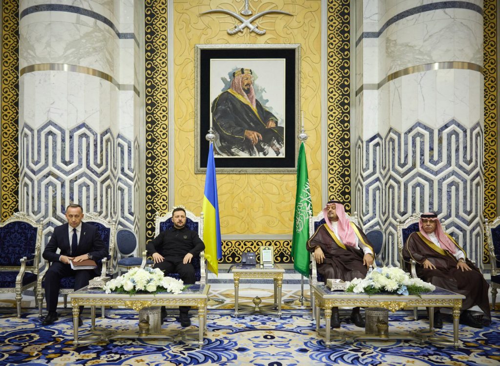 Zelenskyy dell'Ucraina arriva in Arabia Saudita per colloqui di pace