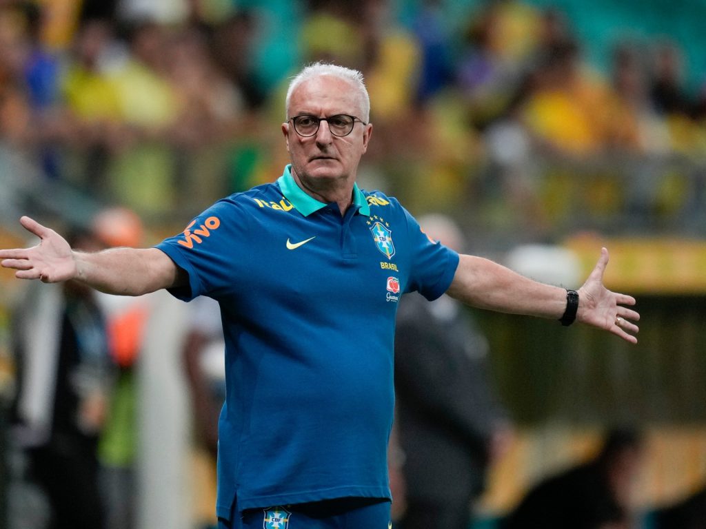 Allenatore del fuoco del Brasile Dorival dopo l'Argentina martellando in World Cup Wearch