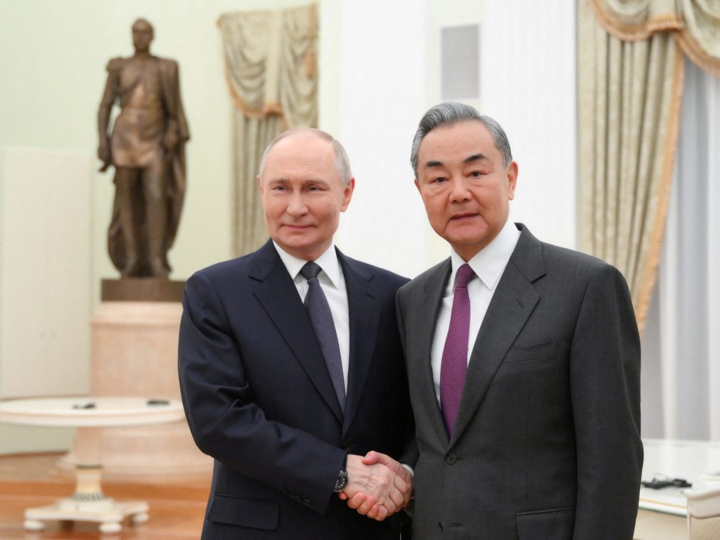 La Russia Putin ospita il ministro degli Esteri cinese Wang per i colloqui a Mosca