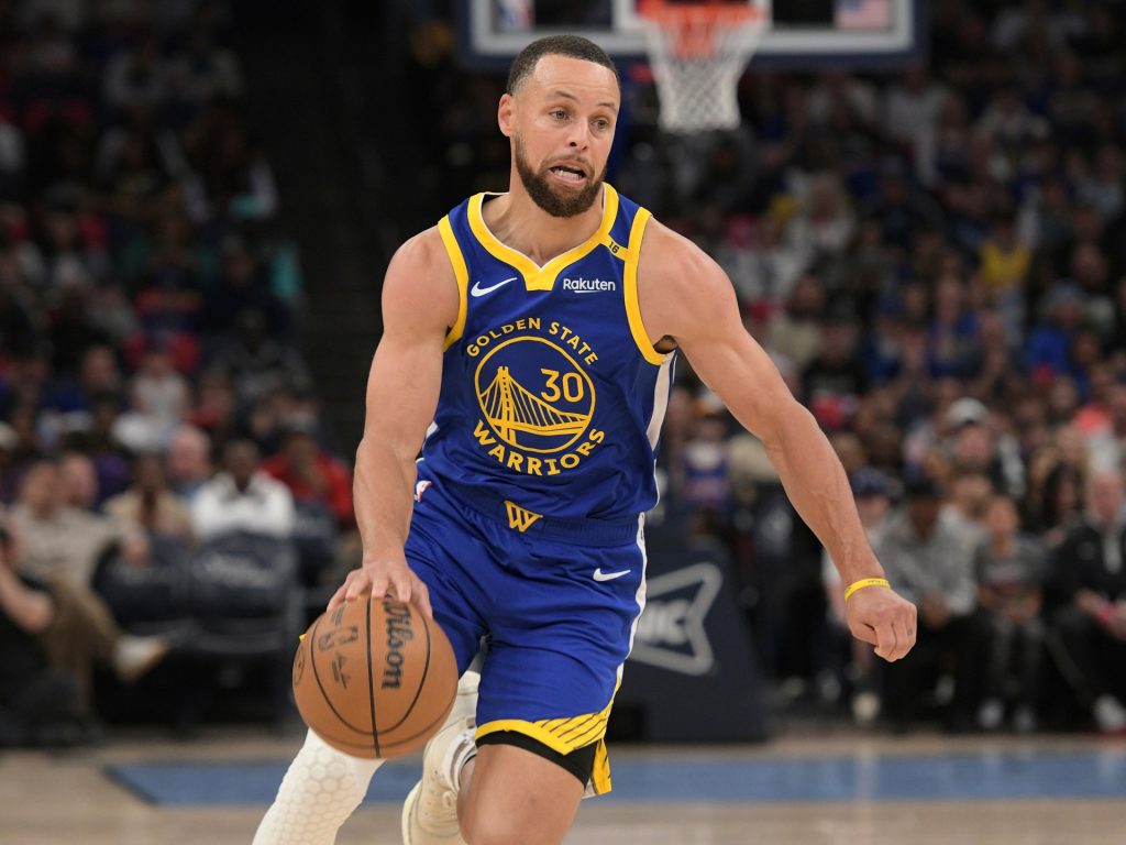 Stephen Curry segna 52 mentre Warriors vince contro Grizzlies