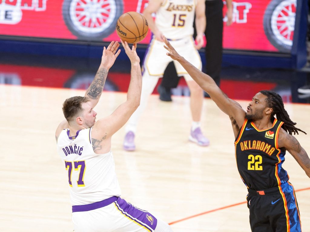 Luka Doncic segna 30 mentre i Lakers vincono contro il Thunder