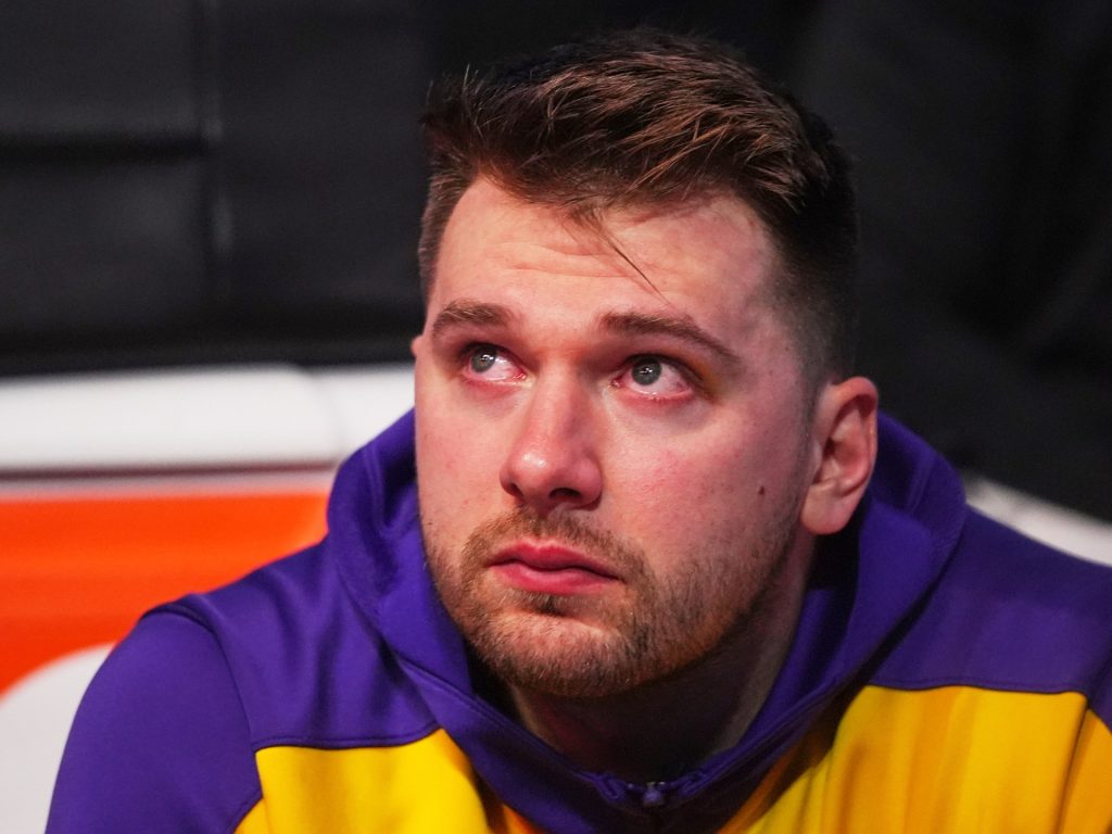 Luka Doncic segna 45 mentre i Lakers vincono contro Mavericks