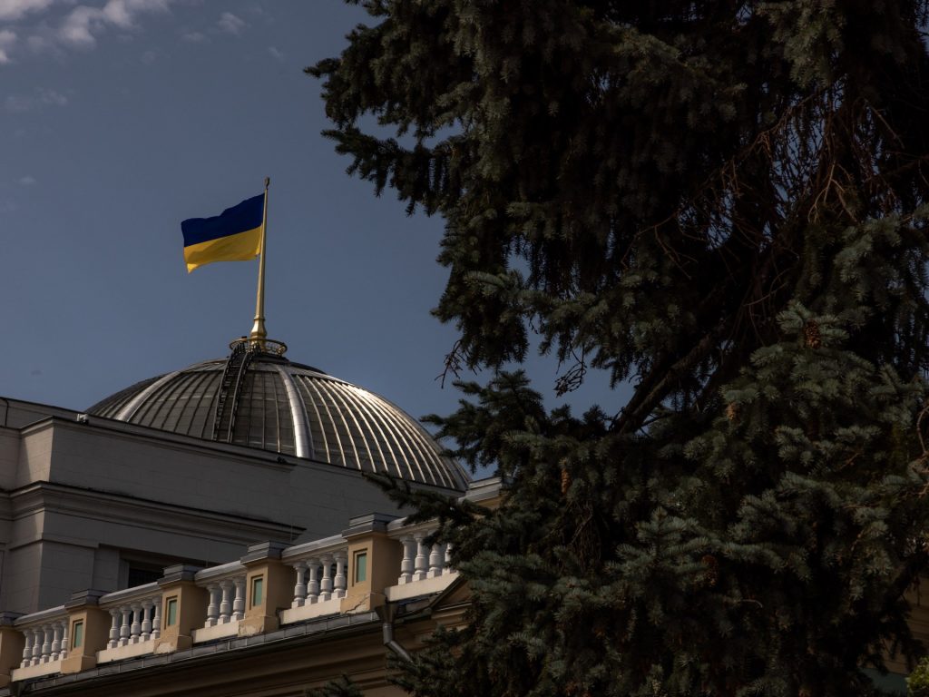 L'Ucraina prolunga la legge marziale tra attacchi aerei russi, pesanti battaglie a terra