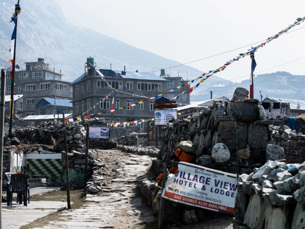 Il villaggio del Nepal devastato dal terremoto del 2015 ora un riluttante hotspot turistico