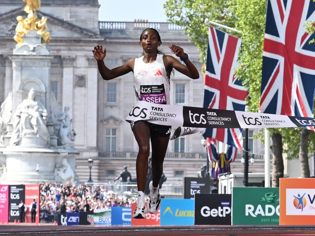 Assefa stabilisce record femminile nella maratona di Londra; Sawe vince la gara maschile