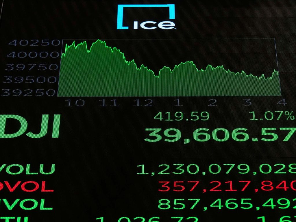 Il CEO mediano paga negli Stati Uniti colpisce record anche se i mercati cadono